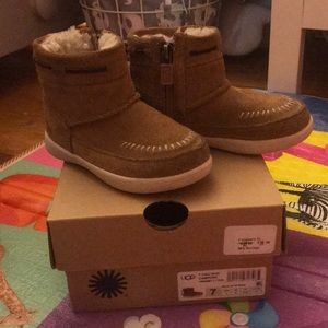 Toddler girl size 7 Uggs.